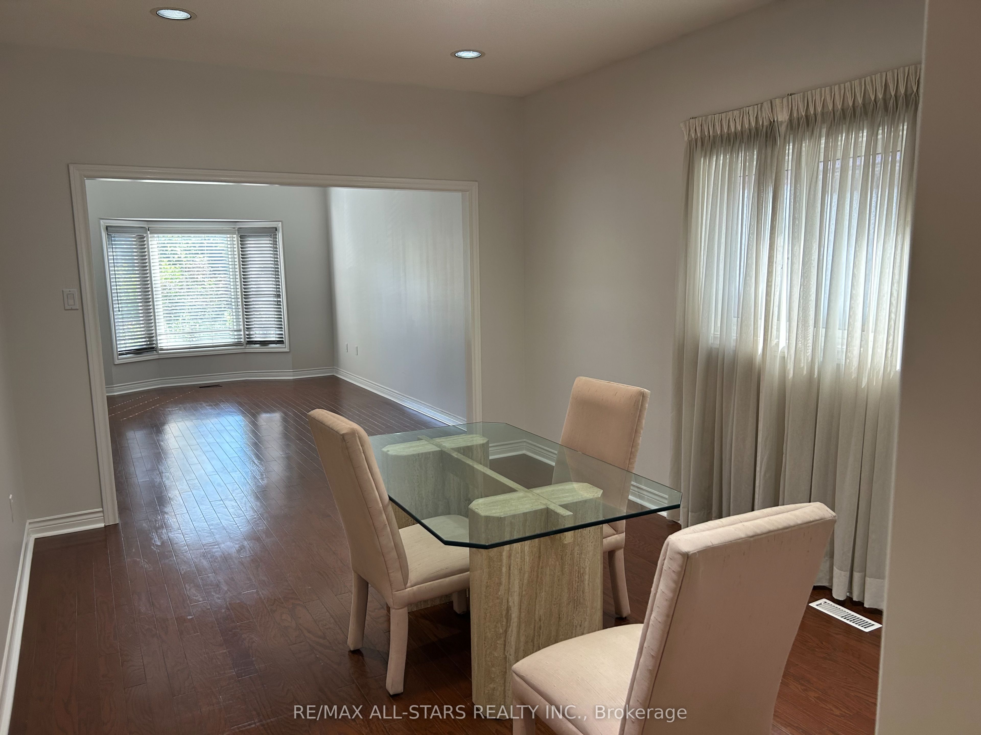 171 Shaftsbury Avenue Main Floor