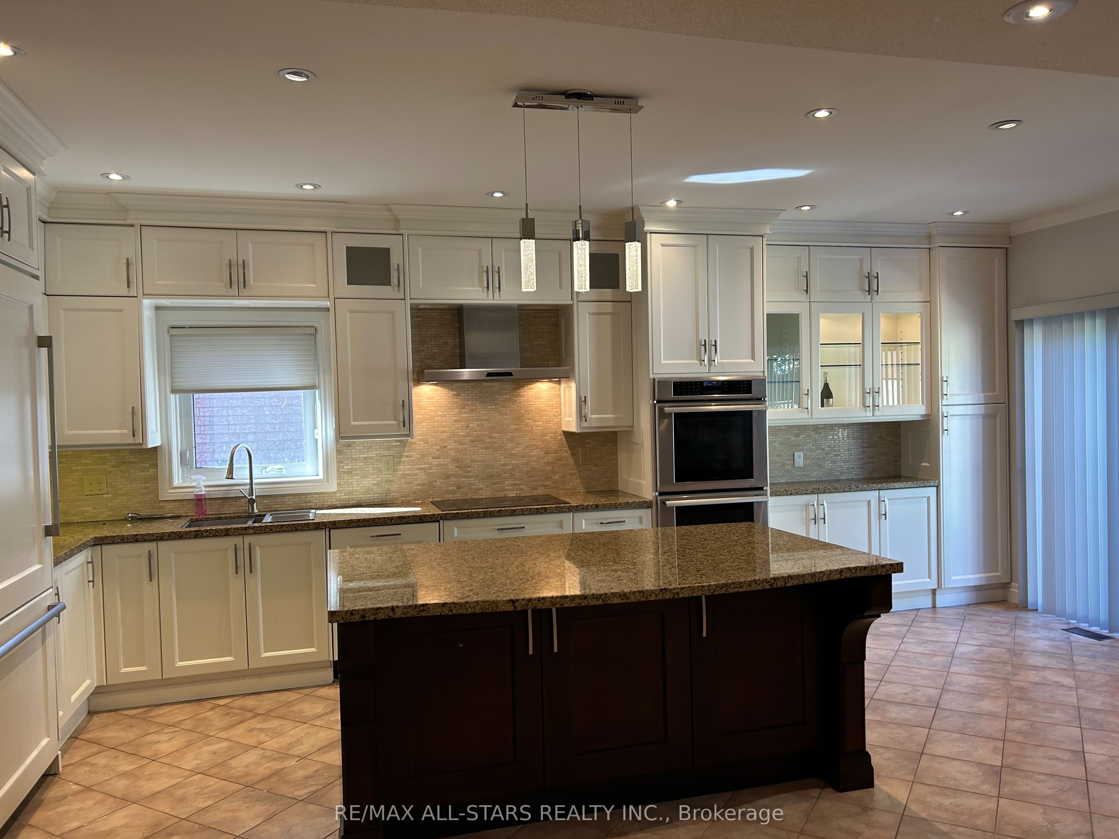 171 Shaftsbury Avenue Main Floor