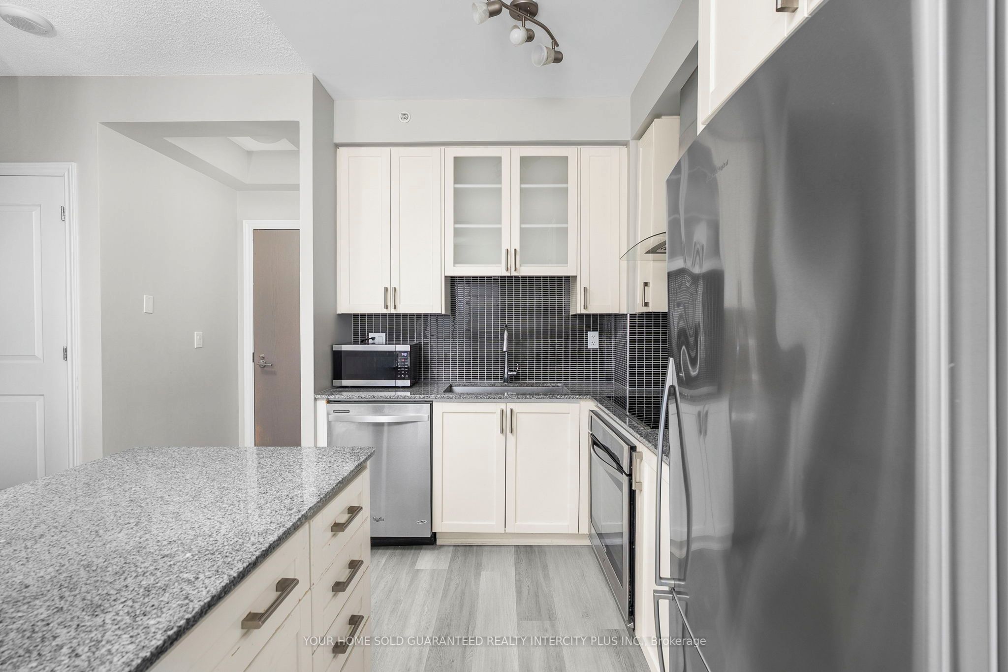 9090 Yonge Street 1503