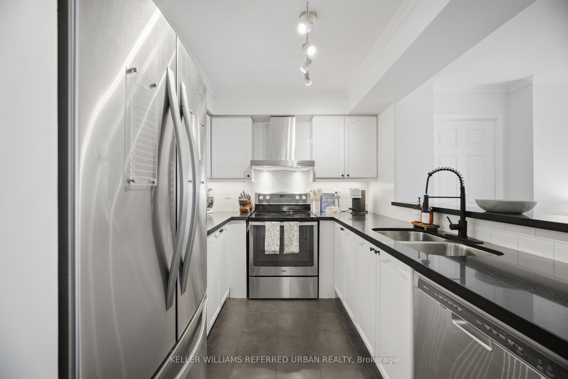 190 Manitoba Street 707