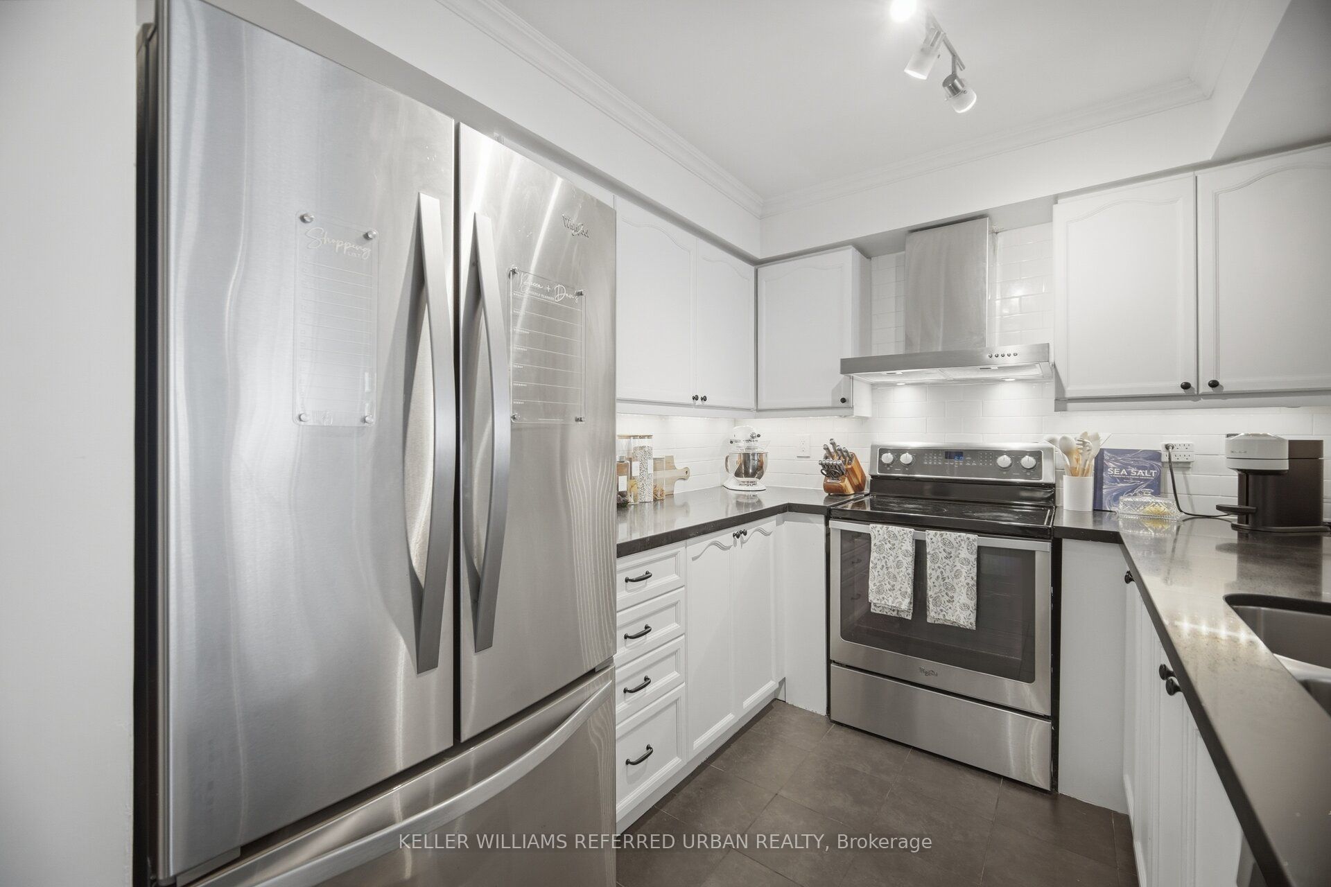 190 Manitoba Street 707