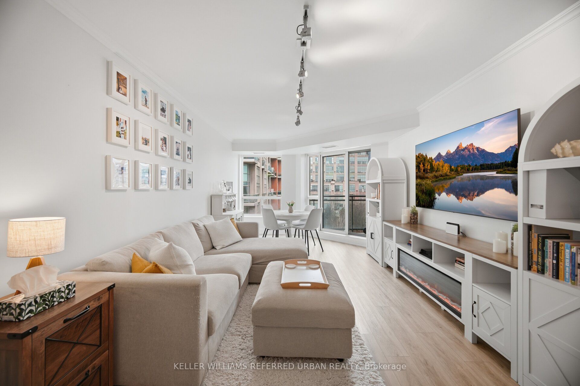 190 Manitoba Street 707