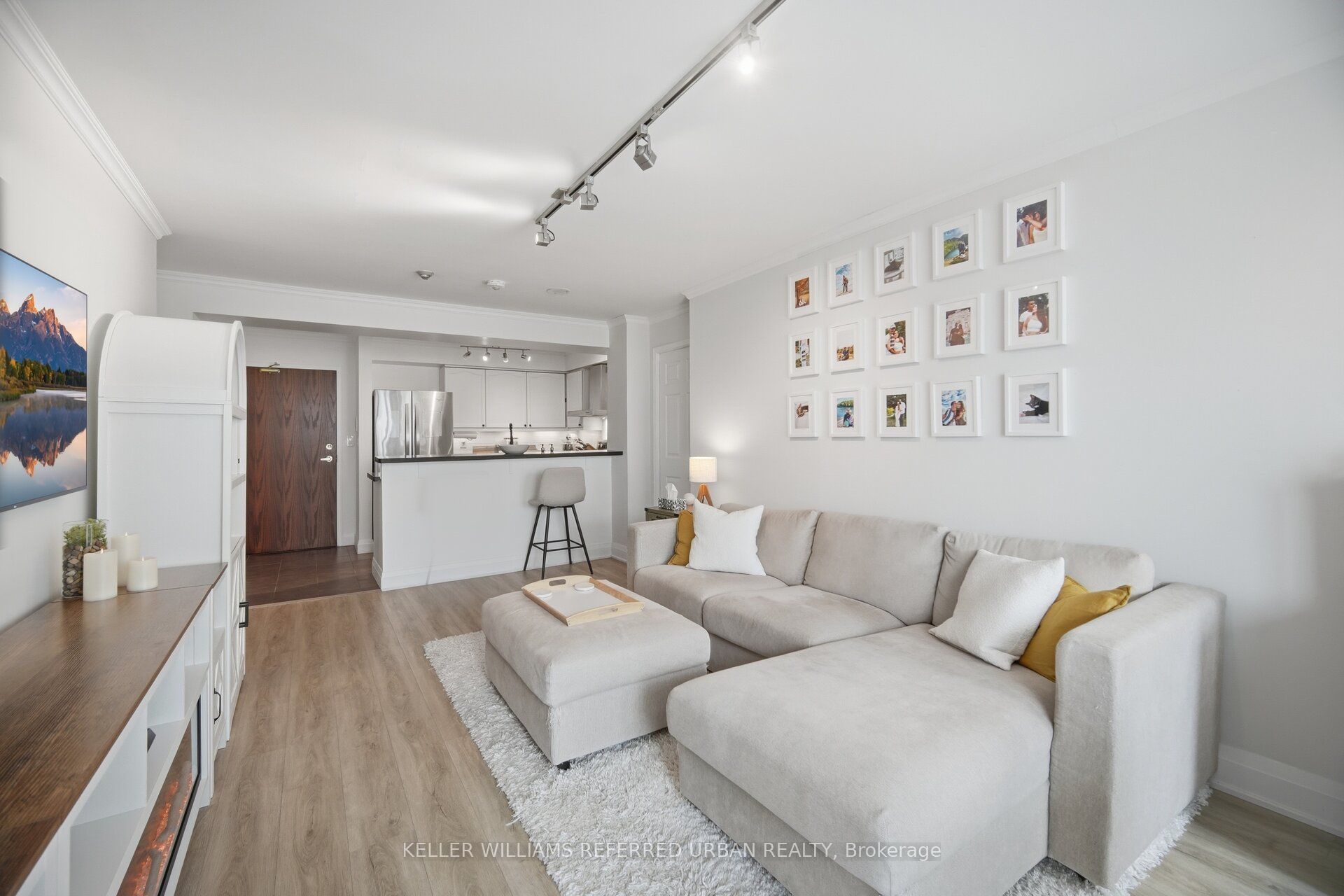 190 Manitoba Street 707