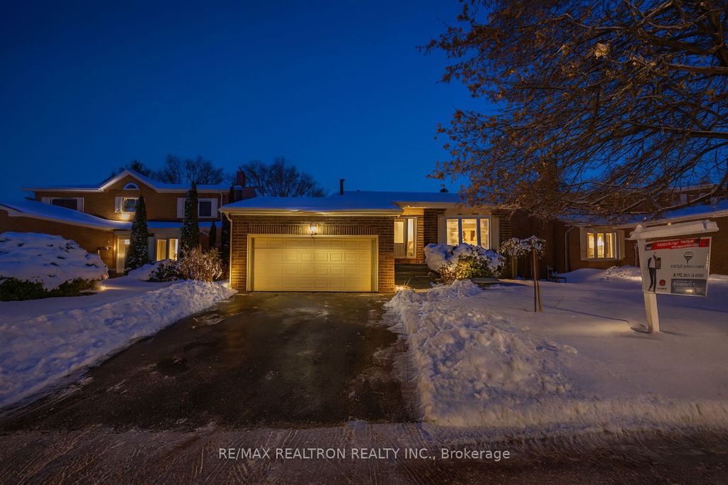 Photo of 82 Kingston Road, Newmarket, ON L3Y 5W7 (MLS # N12629036)