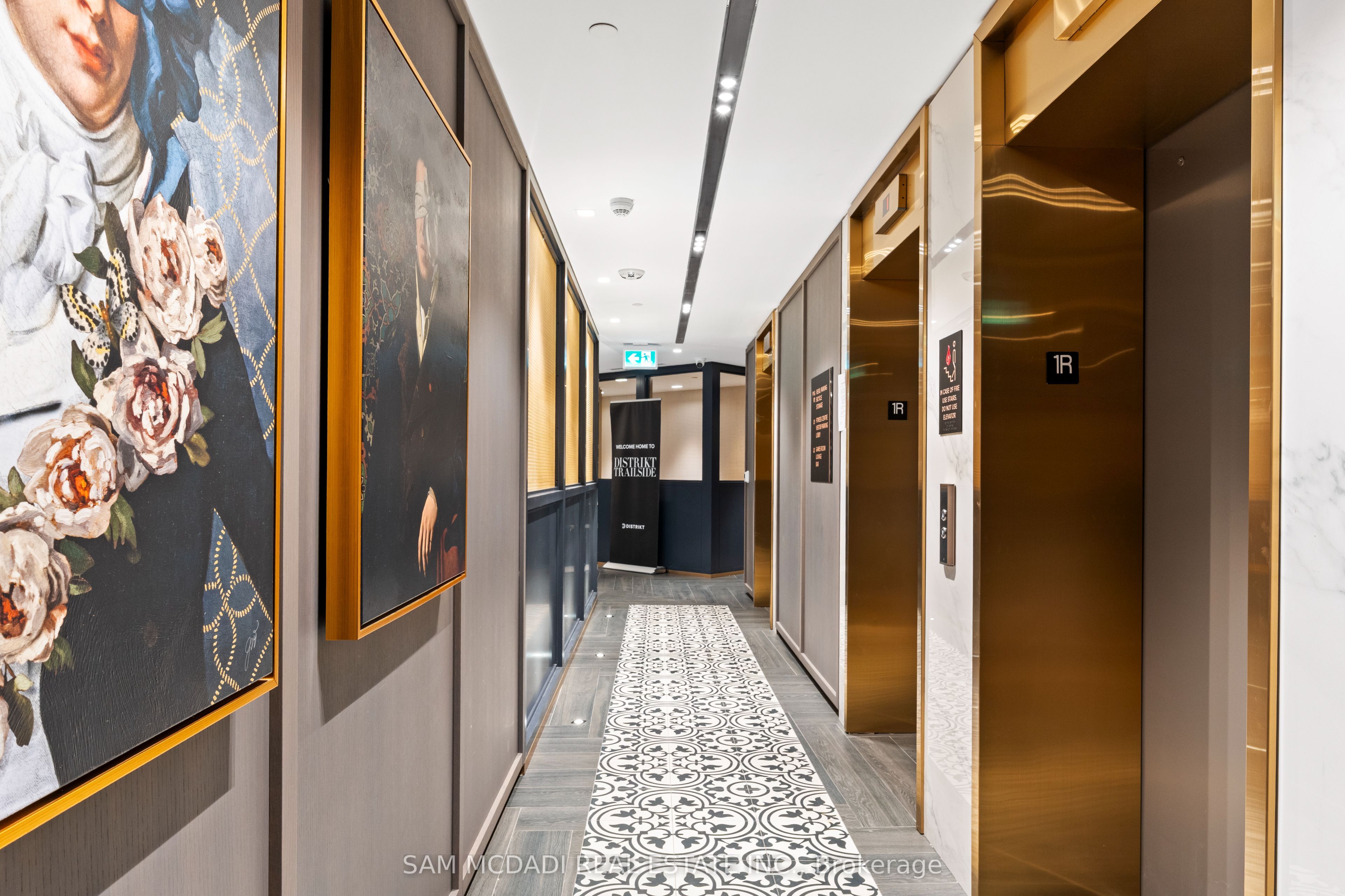 395 Dundas Street 819