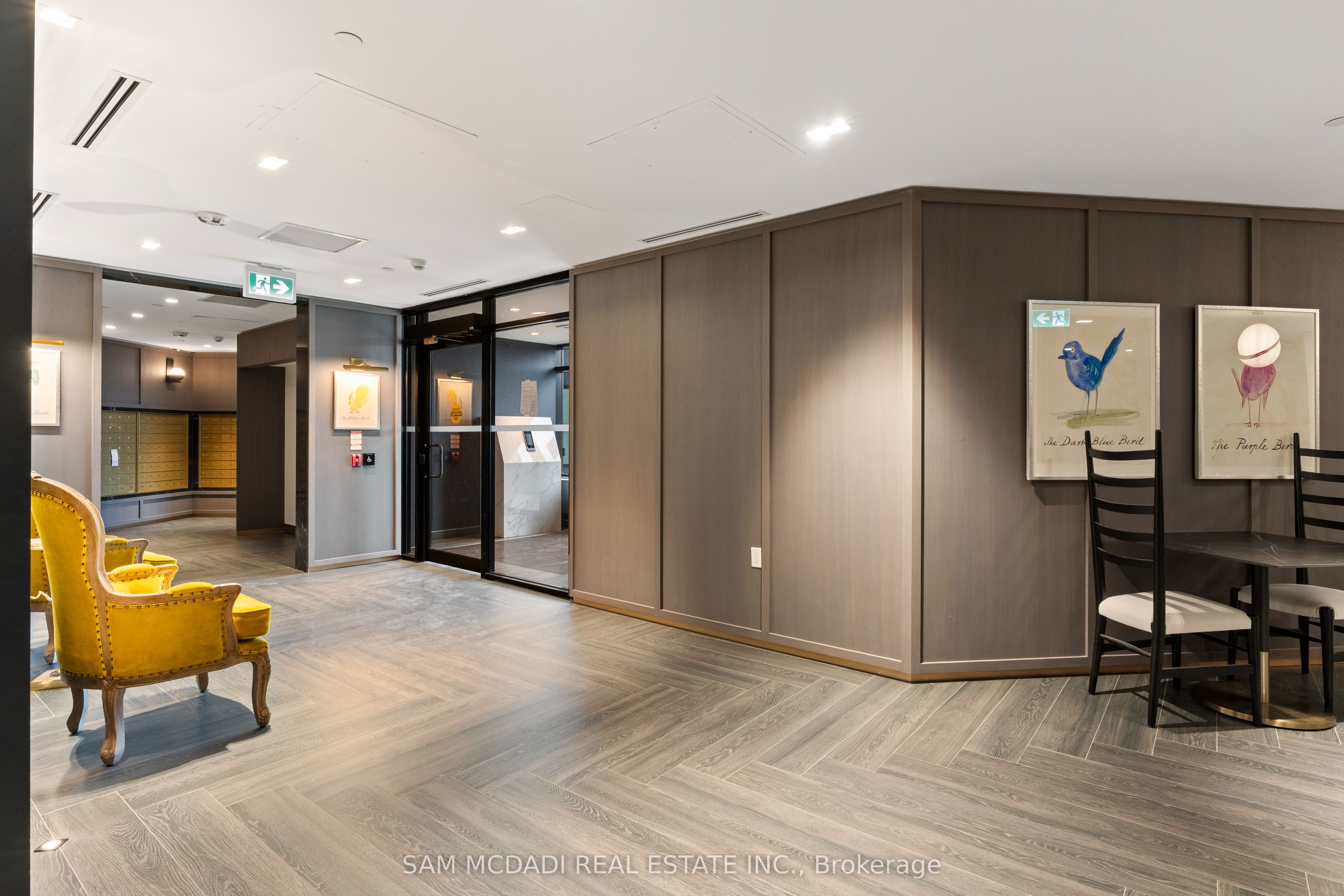 395 Dundas Street 819
