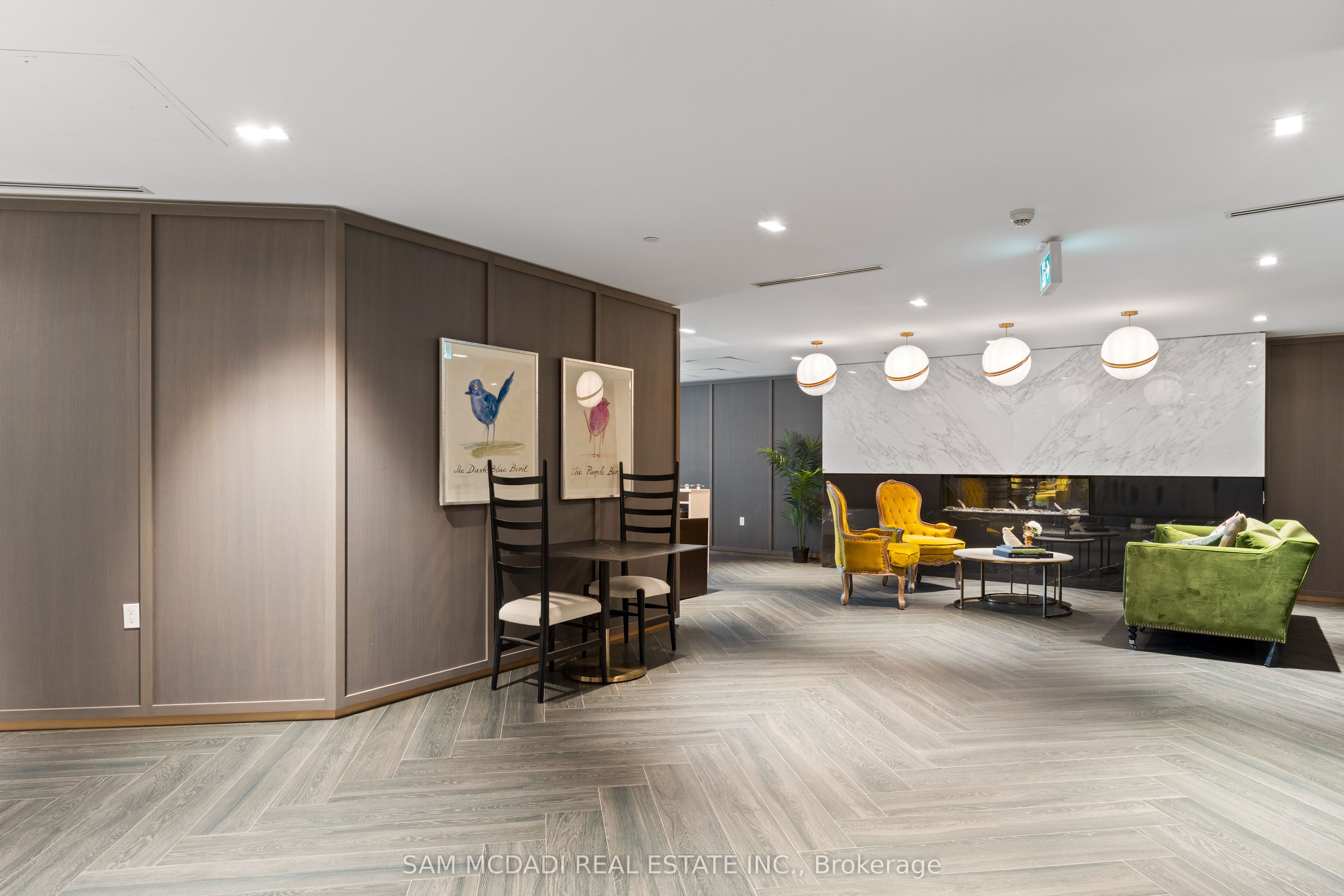 395 Dundas Street 819