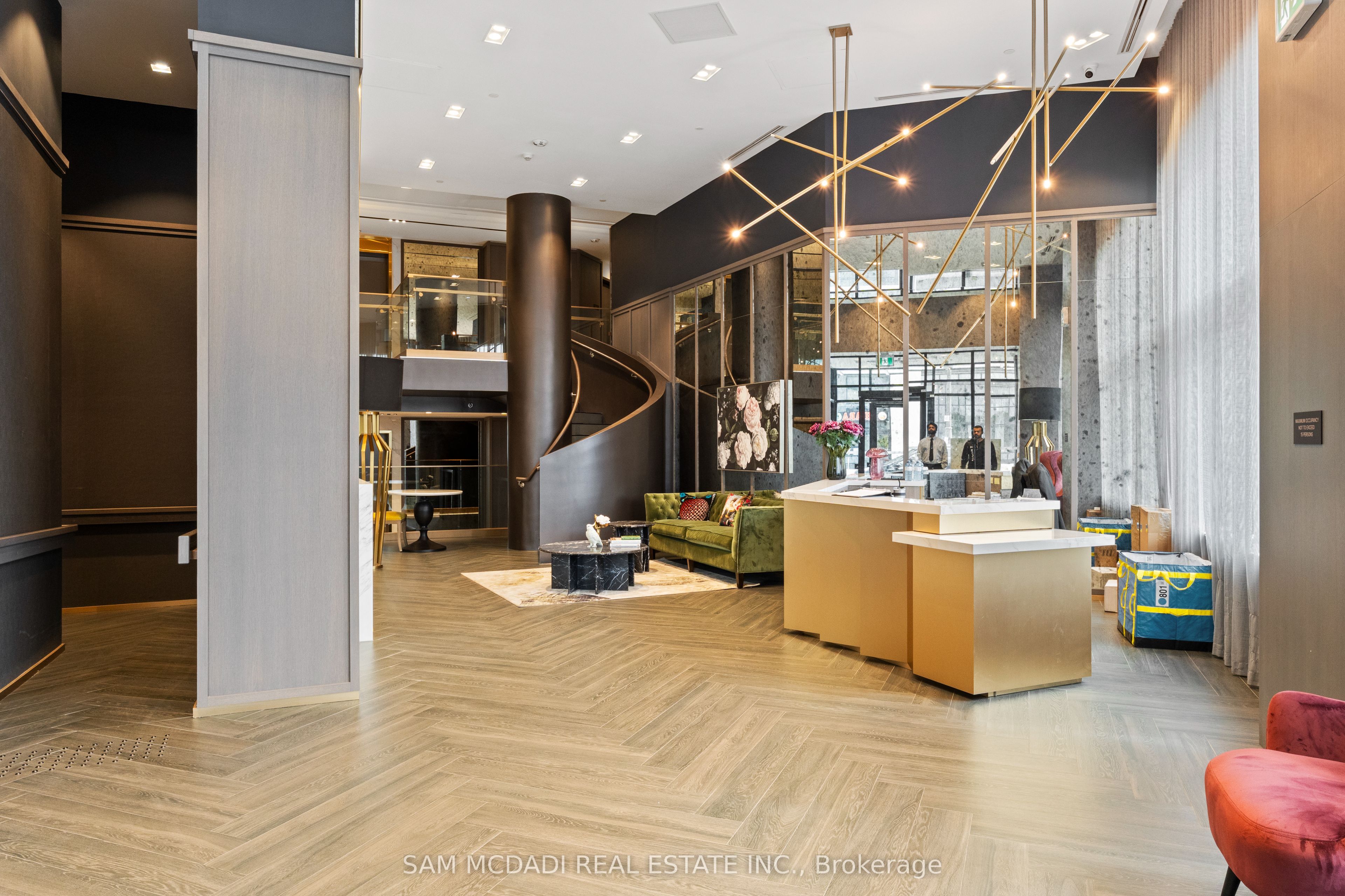 395 Dundas Street 819