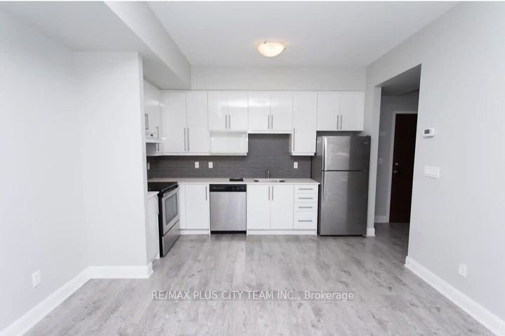 686 Bathurst Street 204