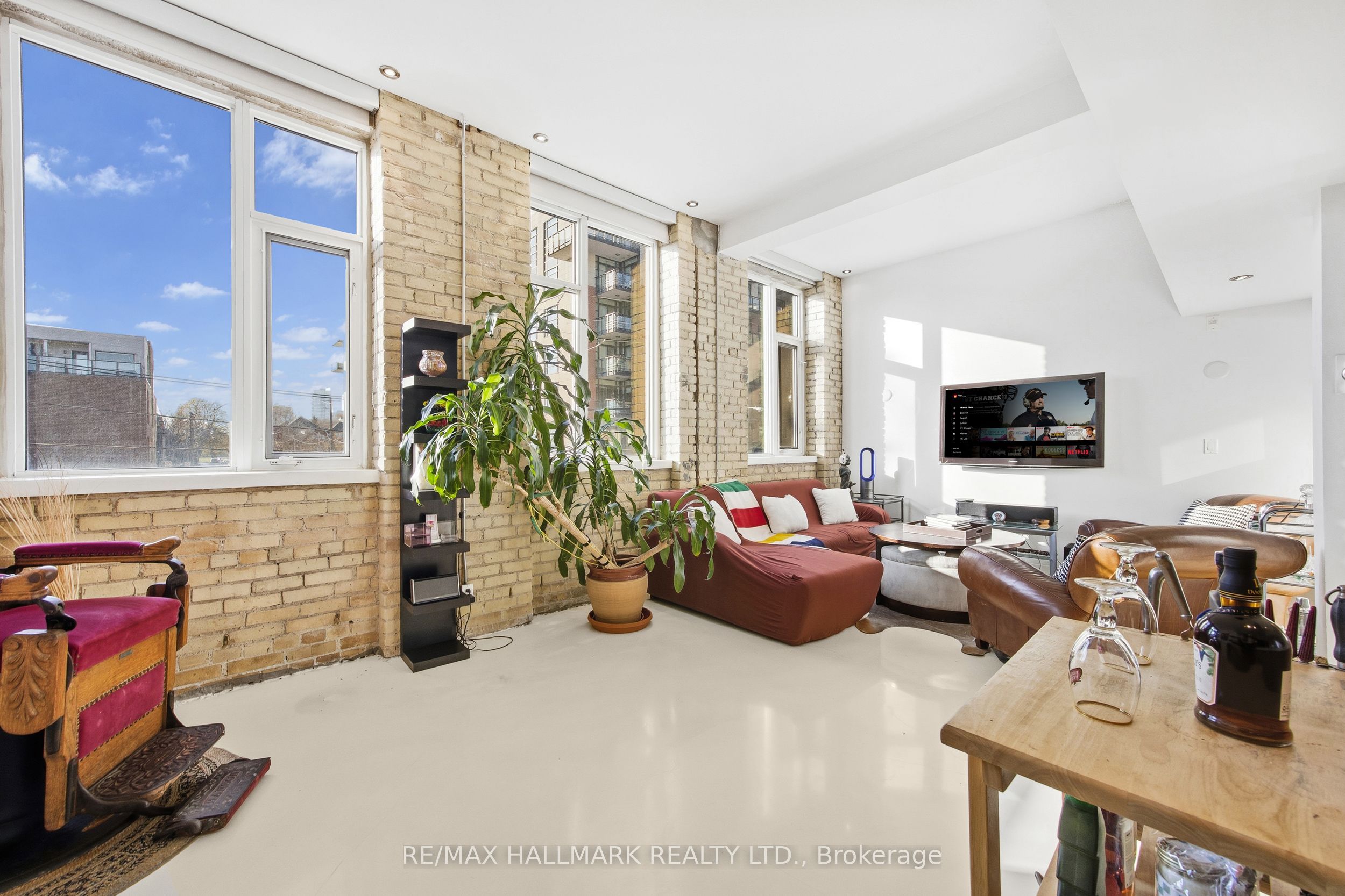 201 Carlaw Avenue 231