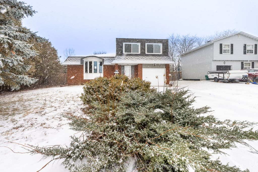 Photo of 7 Coolbrook Cr Crescent, Stittsville - Munster - Richmond, ON K0A 3P0 (MLS # X12651954)