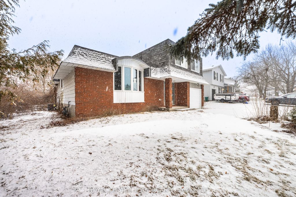 Photo of 7 Coolbrook Cr Crescent, Stittsville - Munster - Richmond, ON K0A 3P0 (MLS # X12651954)