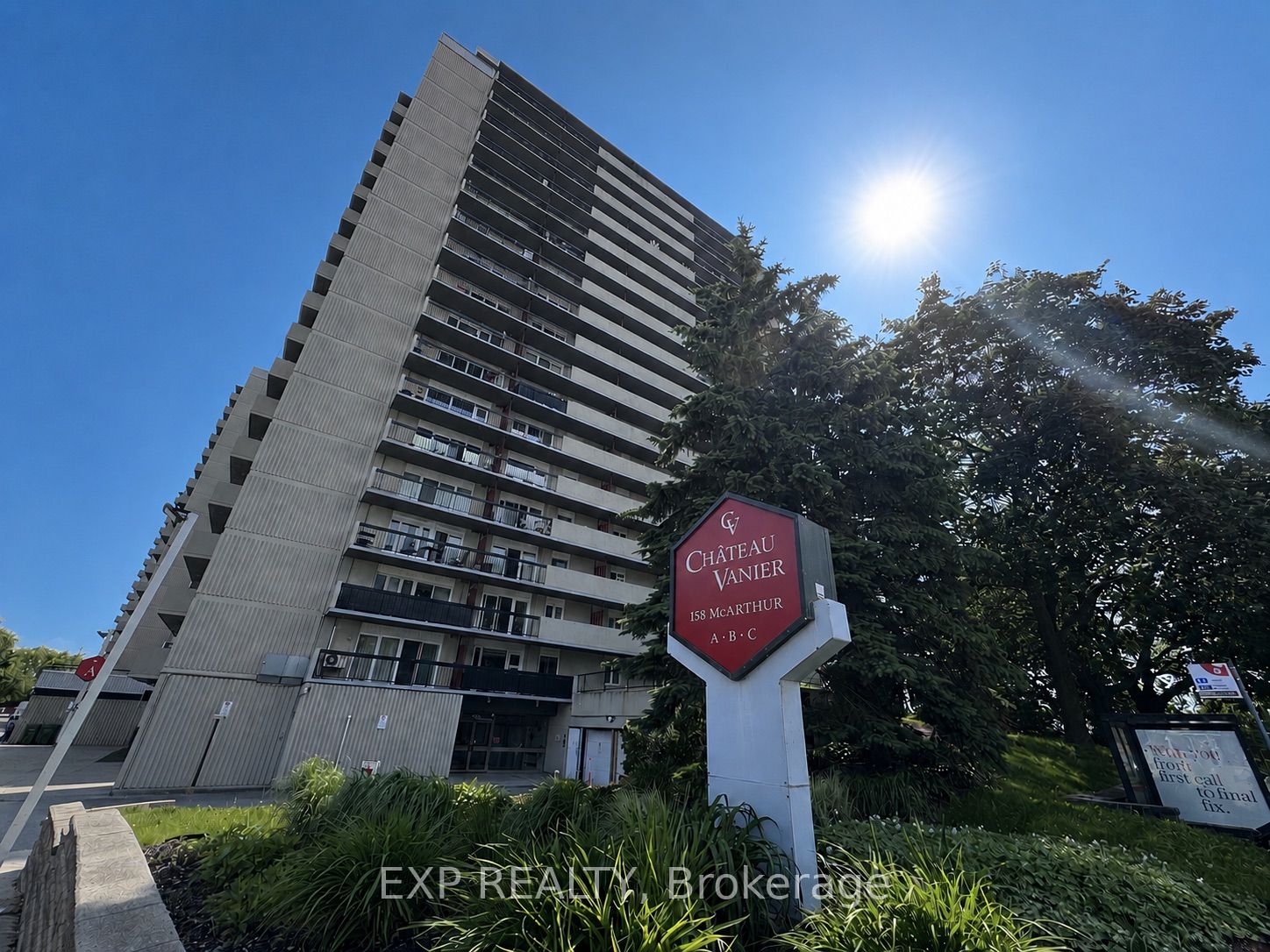 Photo 1 of 19 — 158A McArthur Avenue 909, Vanier and Kingsview Park, ON K1L 7E7