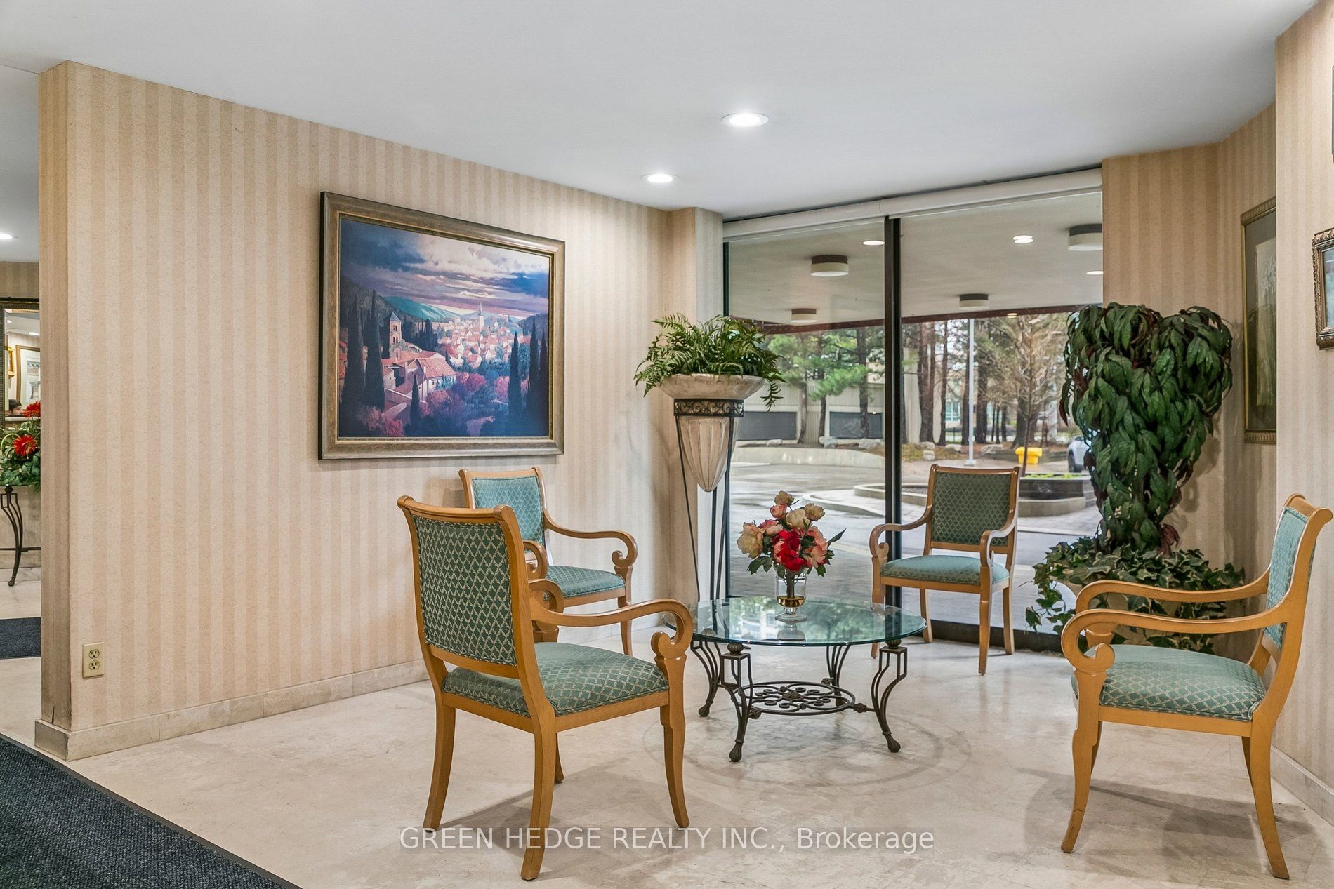 3700 Kaneff Crescent 2102