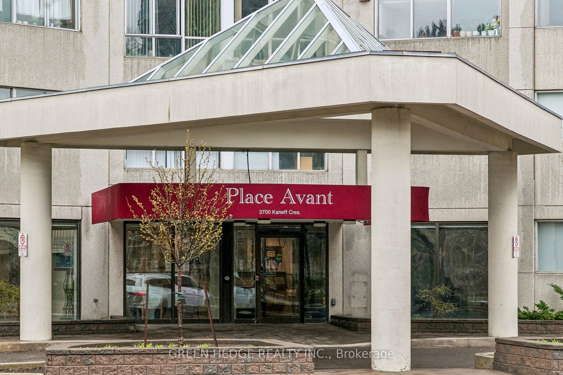 3700 Kaneff Crescent 2102