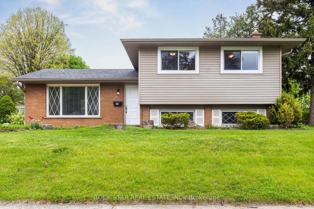 Photo of 130 Hudson Crescent, Kitchener, ON N2B 2V9 (MLS # X13529442)