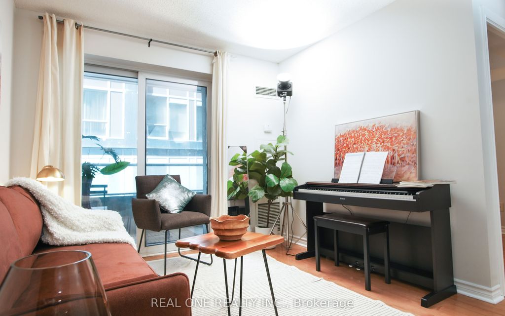 Photo of 250 Wellington Street W #929, Toronto, ON M5V 3P6 (MLS # C12428837)