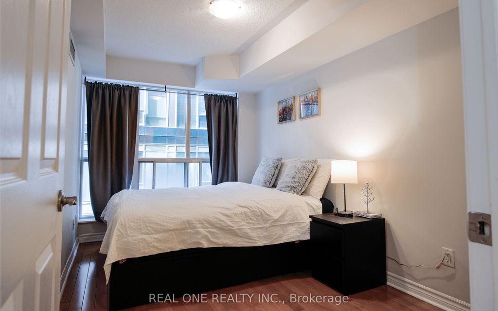Photo of 250 Wellington Street W #929, Toronto, ON M5V 3P6 (MLS # C12428837)