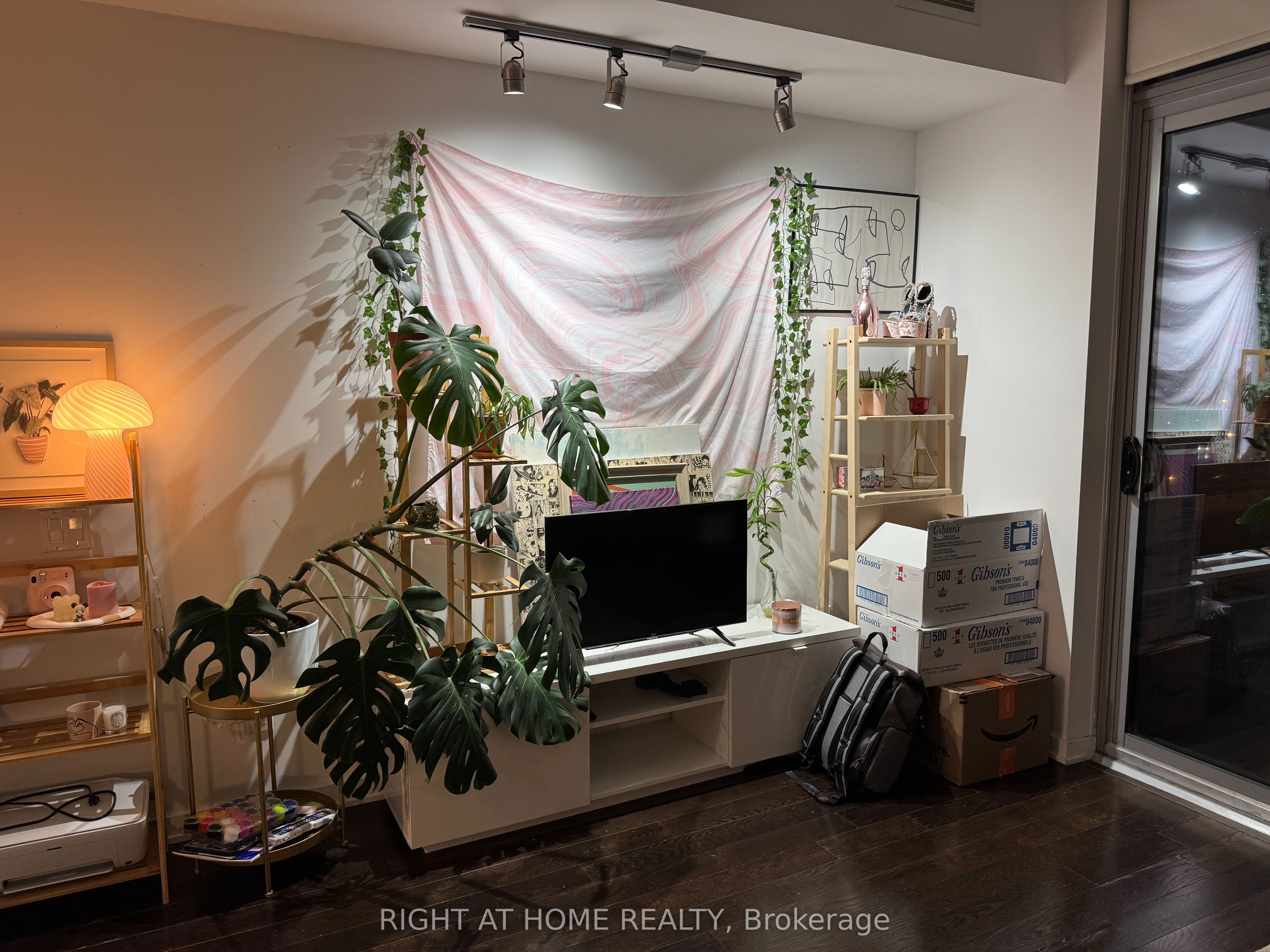 103 The Queensway N/A 906