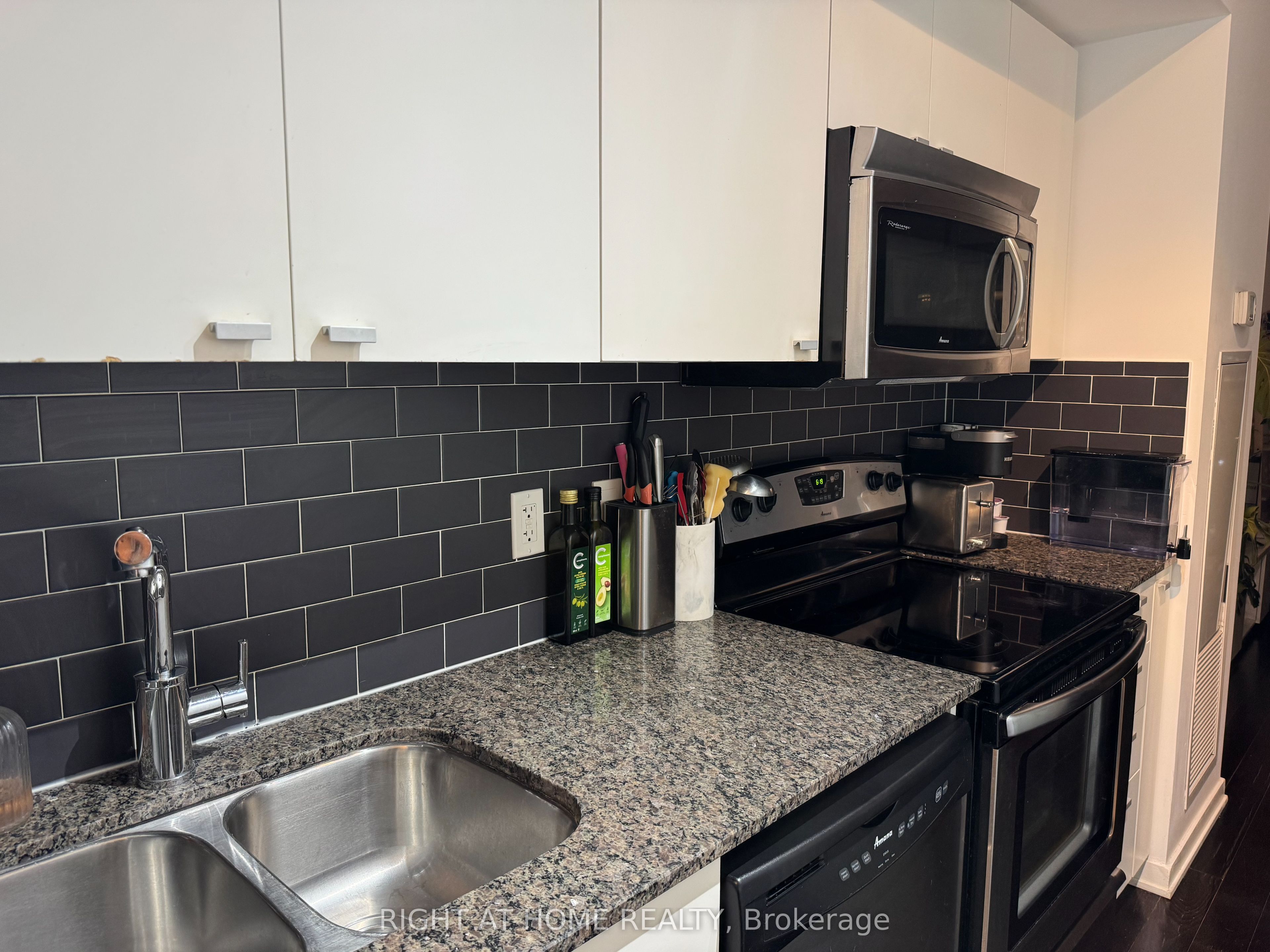 103 The Queensway N/A 906