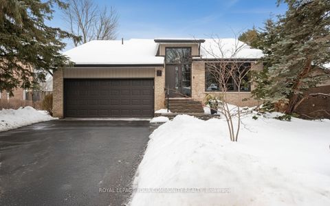 Photo of 12 Glenview Drive, Aurora, ON L4G 2G8 (MLS # N12680842)