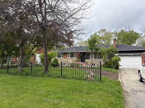 2429 Hensall Street Mississauga ON L5A 2T1