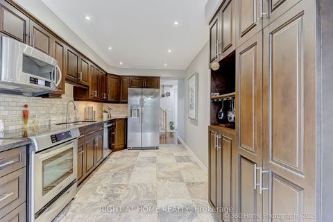 32 Heathcliffe Square Brampton ON L6S 5P7