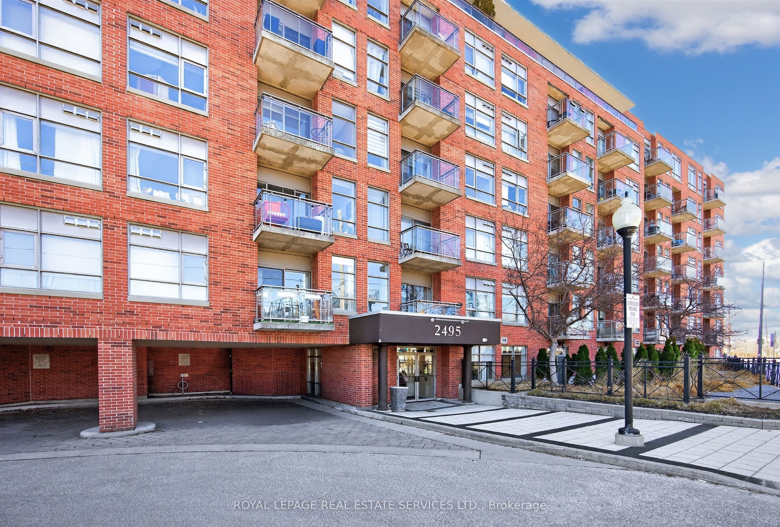 2495 Dundas Street W 620