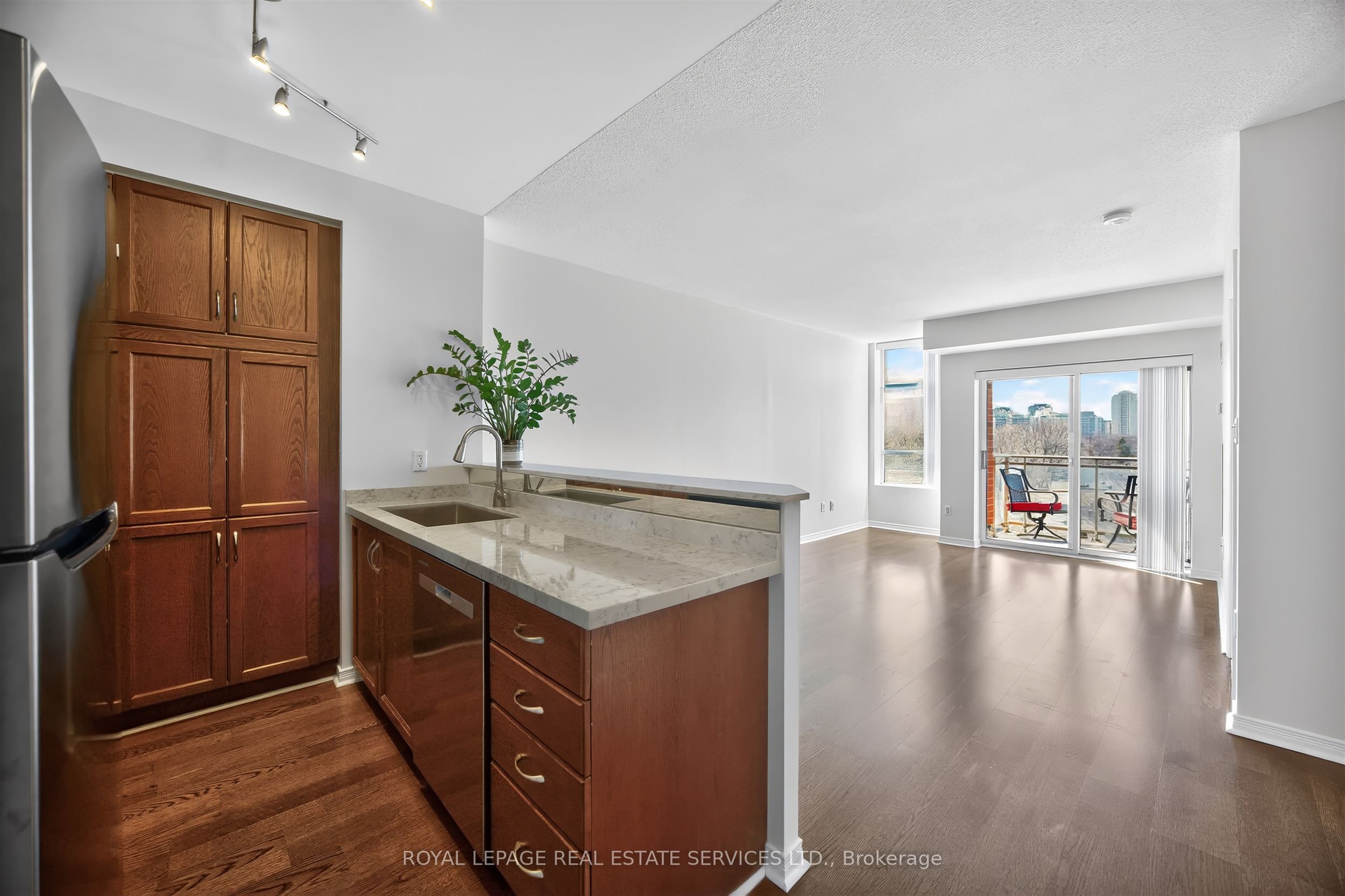 2495 Dundas Street W 620