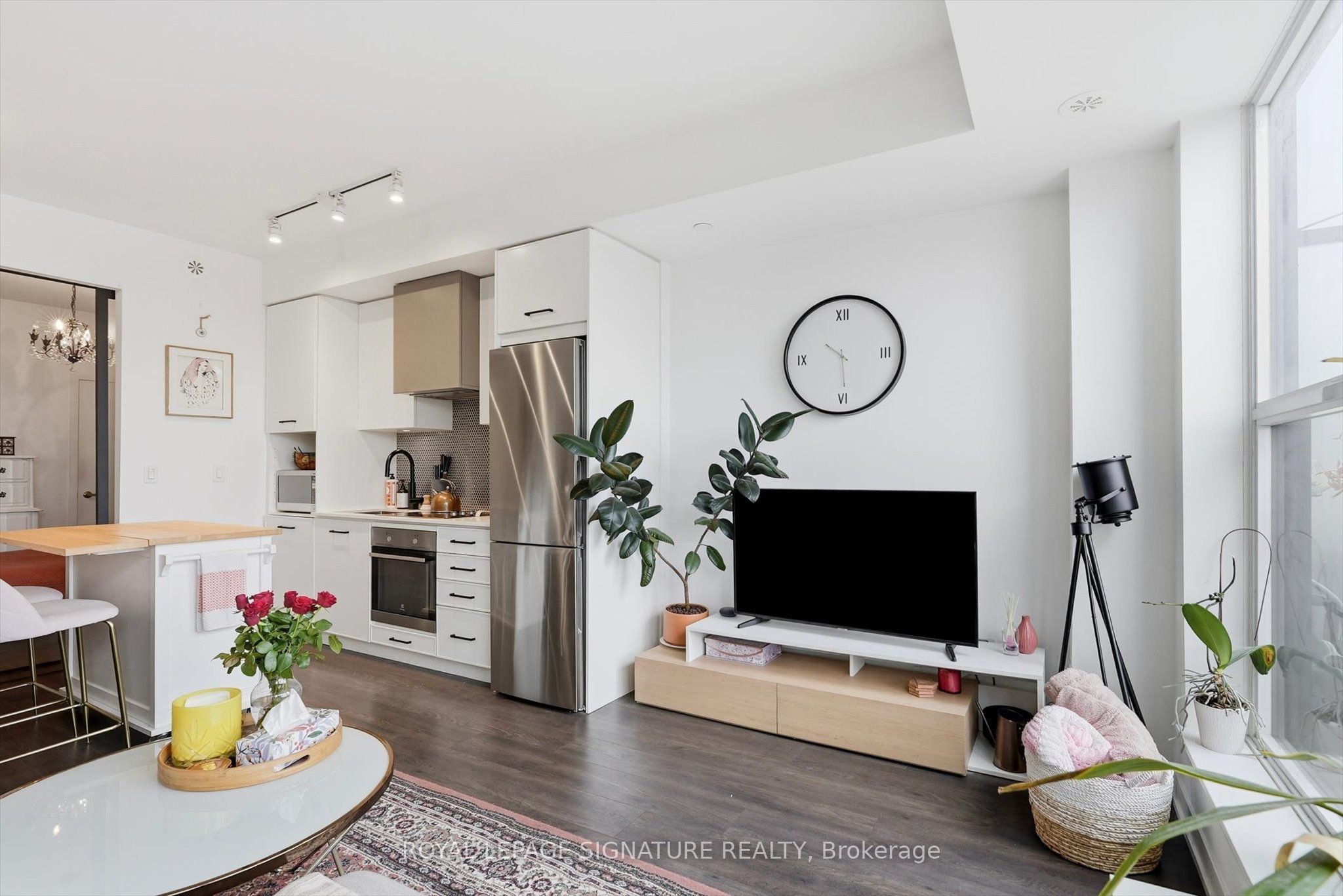 899 Queen Street E 503
