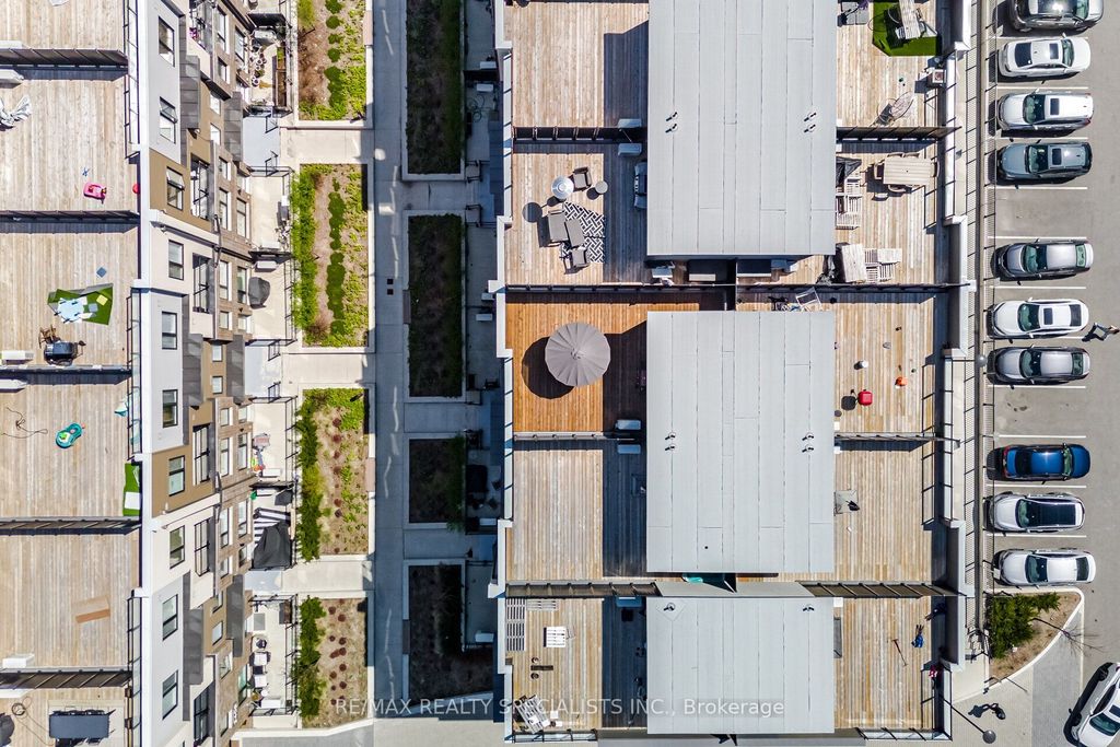 Photo of 3405 Ridgeway Drive #21, Mississauga, ON L5L 0B9 (MLS # W13038296)