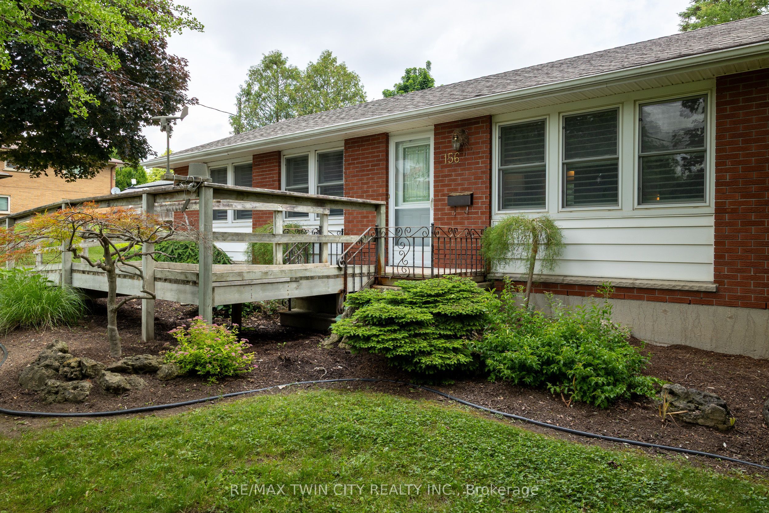 156 MUTUAL Street N