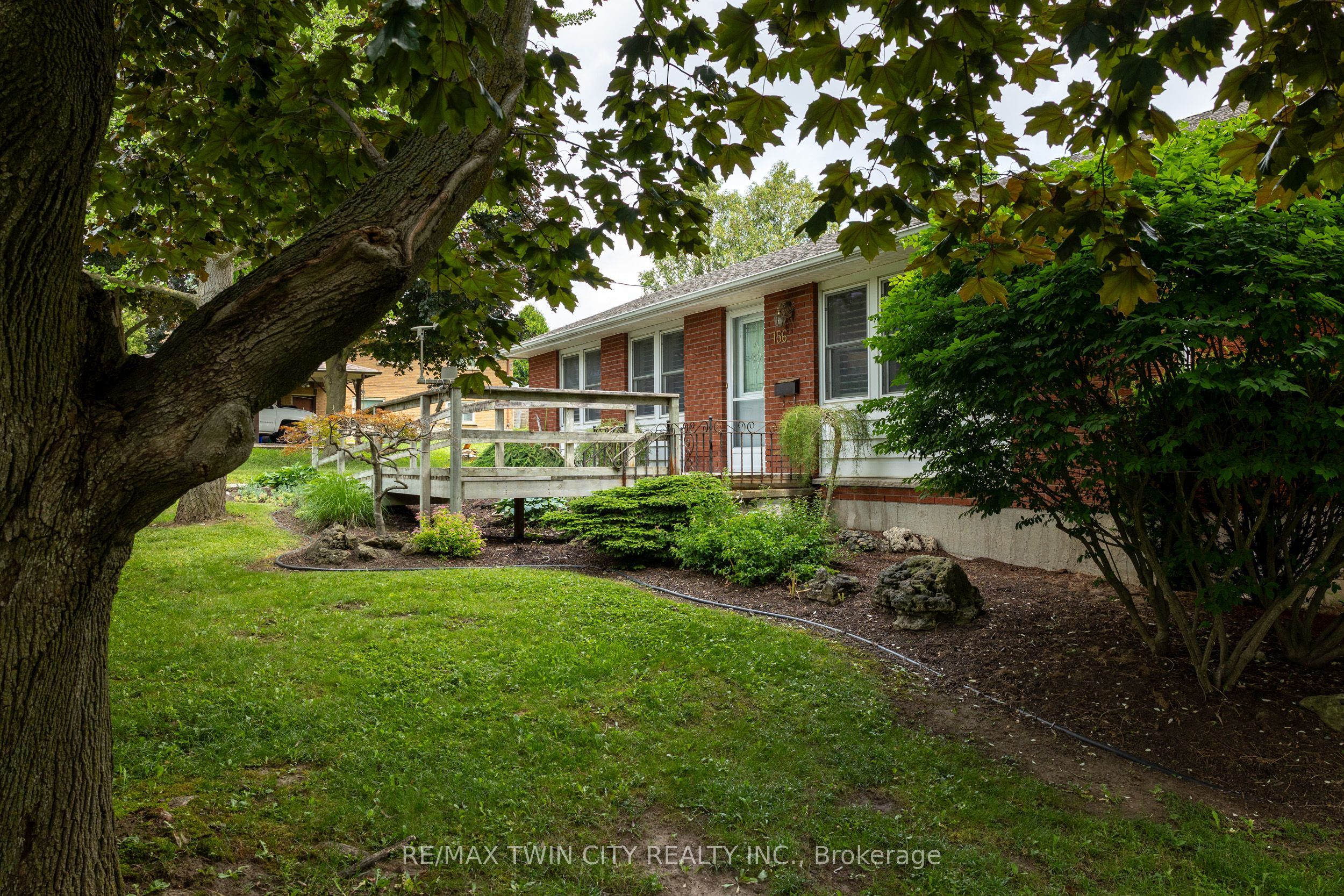 156 MUTUAL Street N