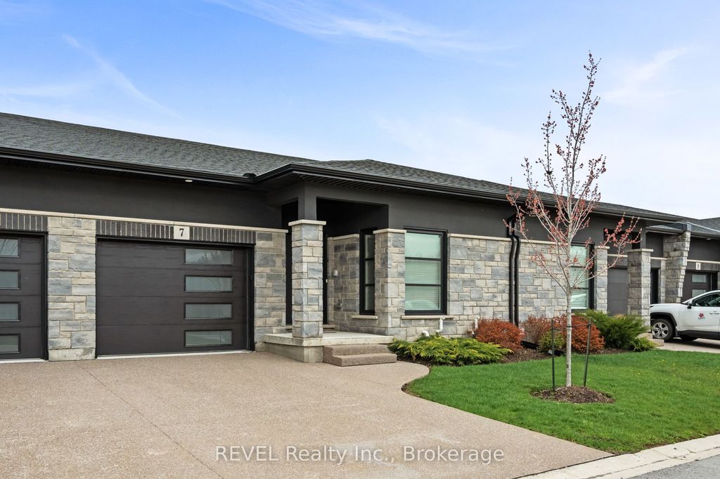 Photo of 7138 E PARSA Street E #7, Niagara Falls, ON L2H 3W1 (MLS # X13017952)