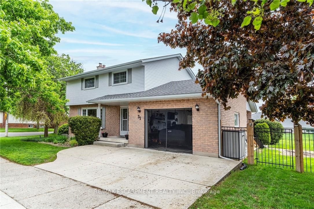Photo 1 of 38 — 31 Blackfriar Lane, Brantford, ON N3R 7M2