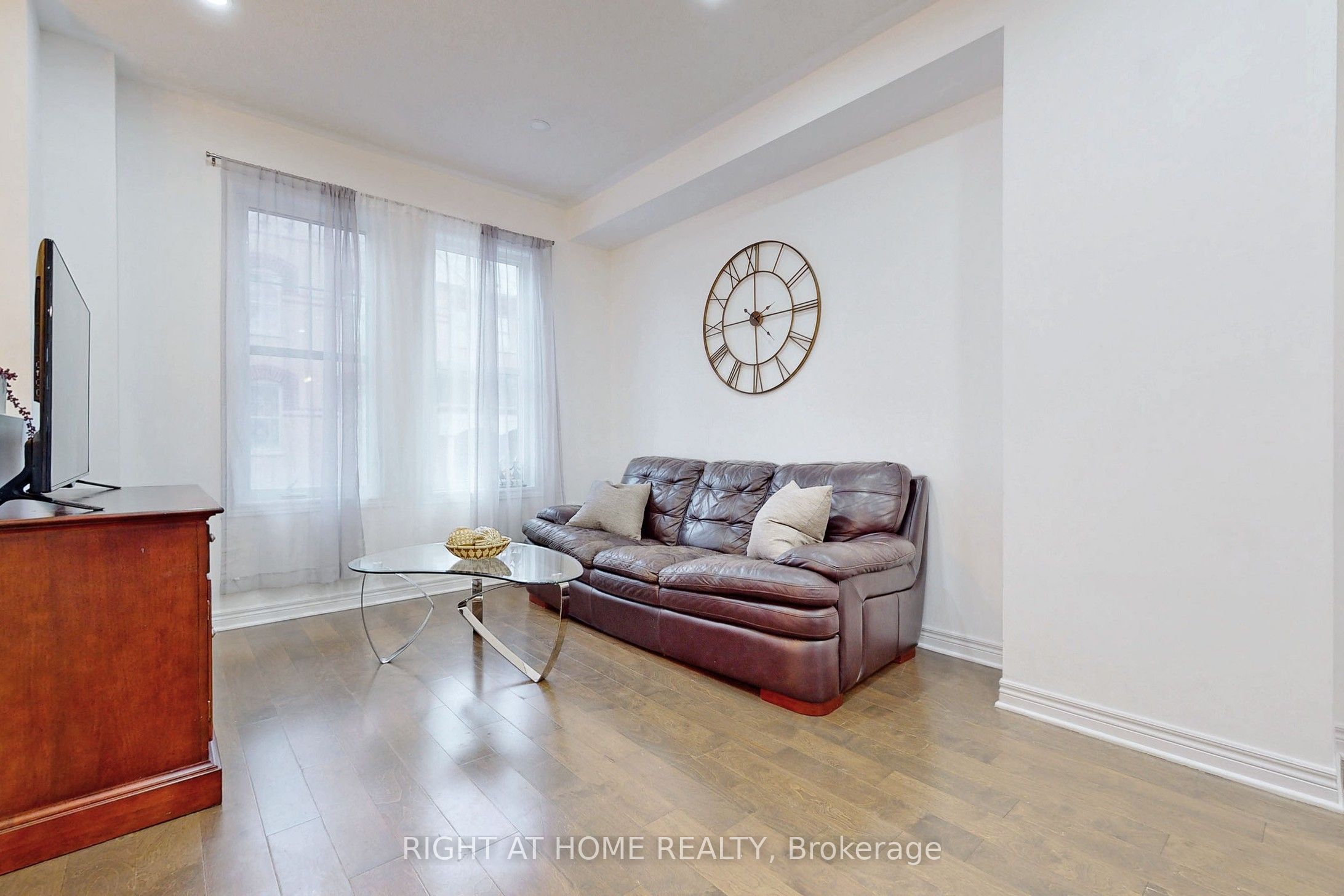 10 Porter Avenue W 3