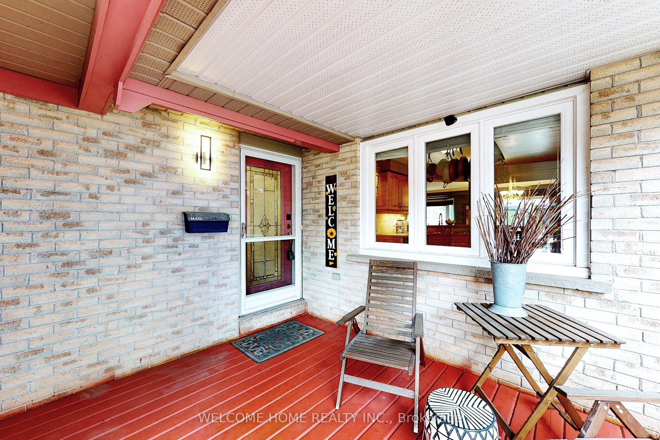 6079 Leeside Crescent