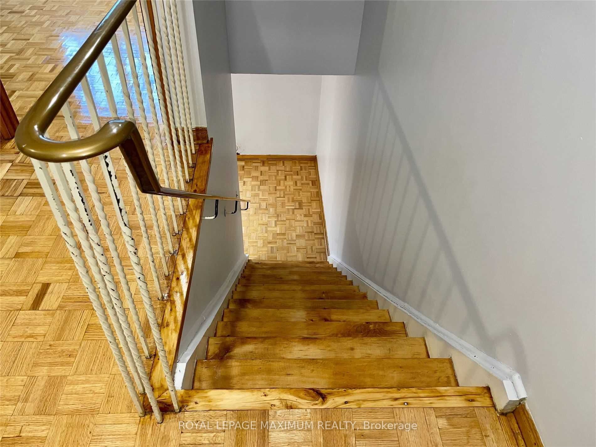 1537 Dundas Street W Upper
