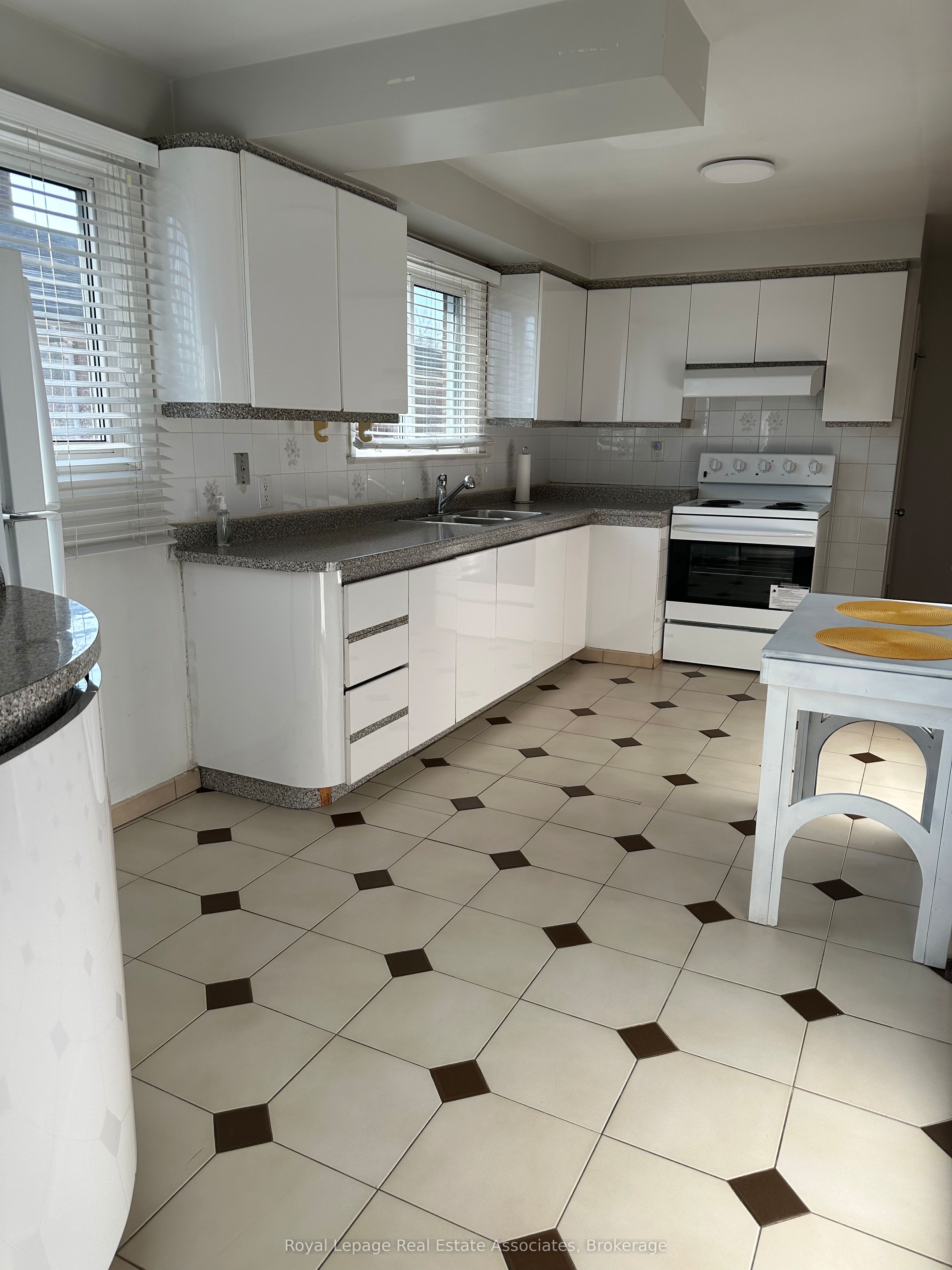 1590 Coram Crescent Main