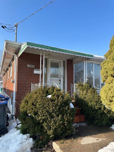 1590 Coram Crescent Main Mississauga ON L4X 1K9