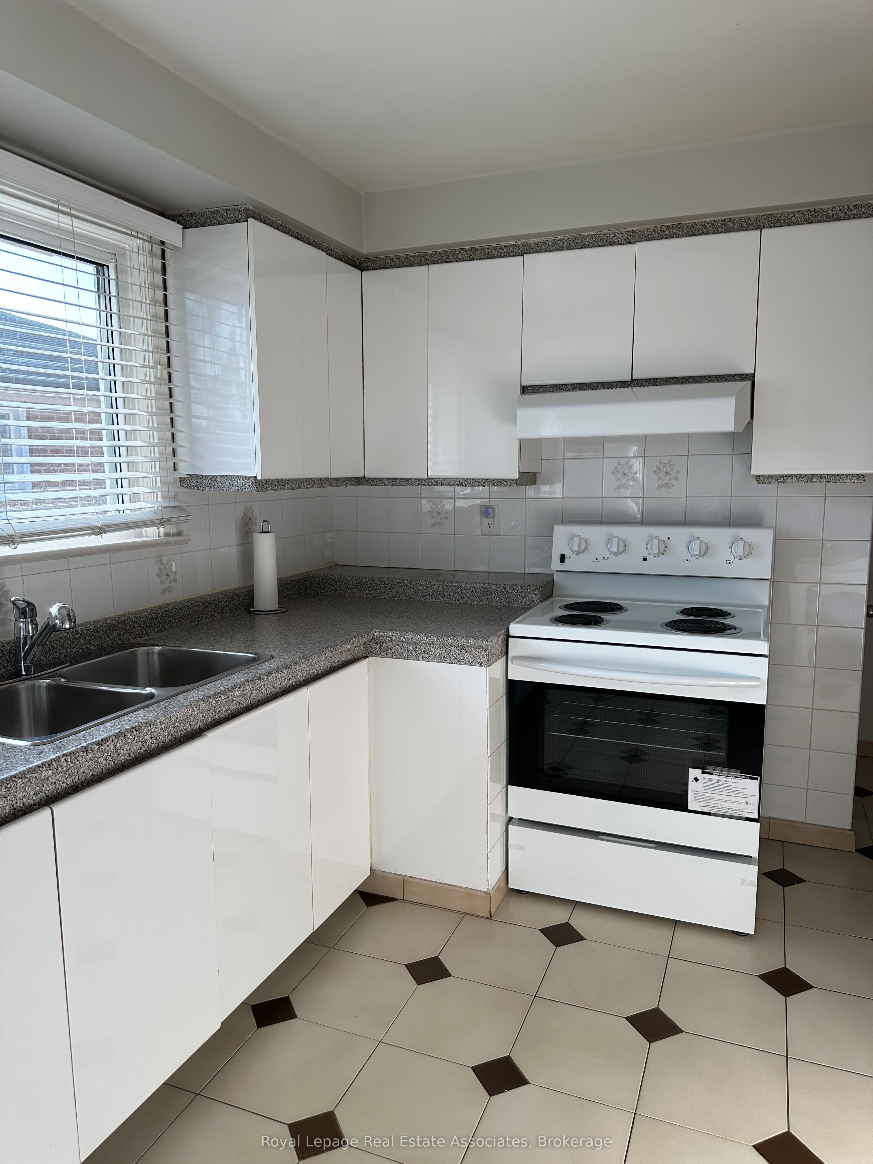 1590 Coram Crescent Main