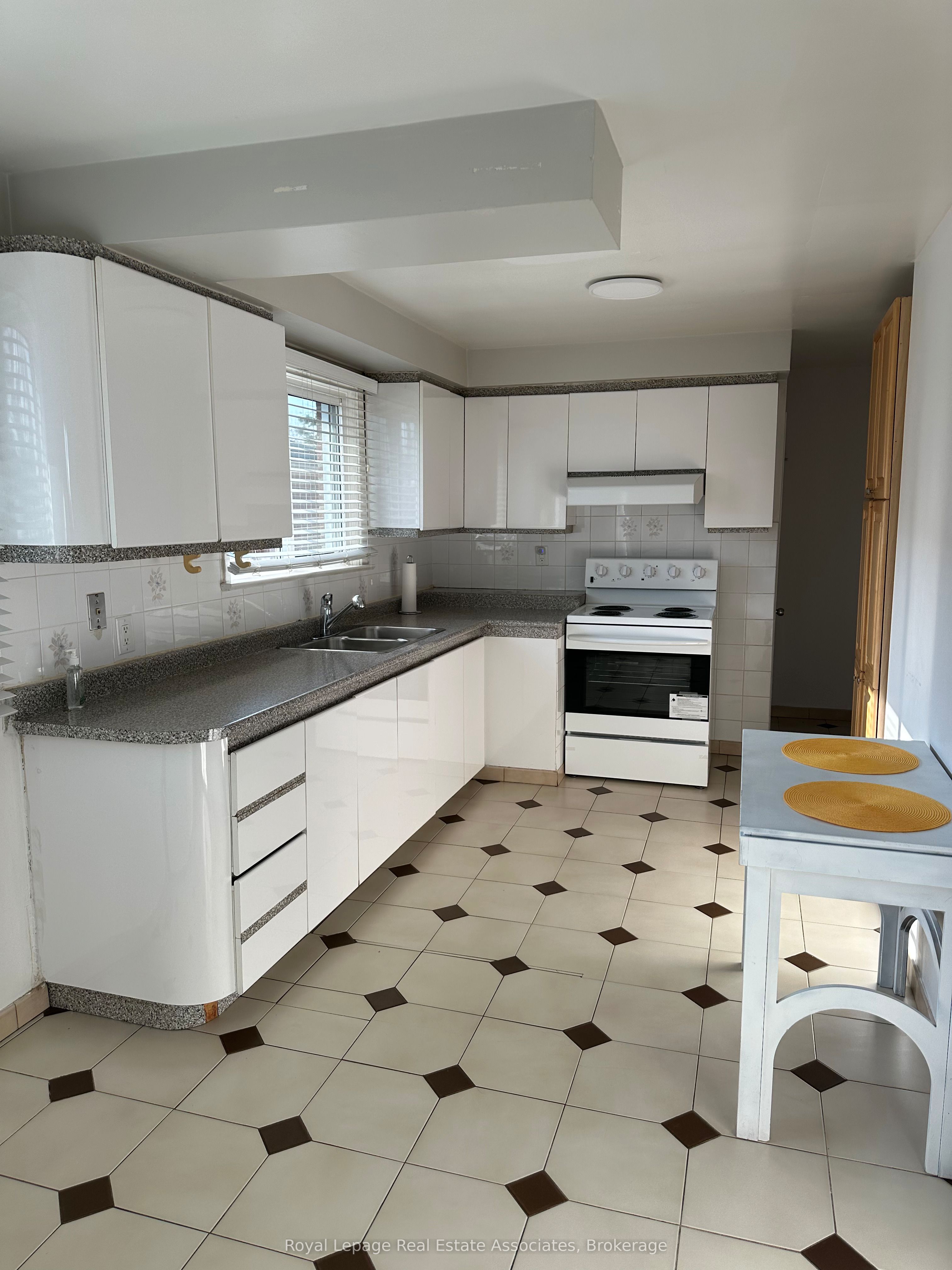 1590 Coram Crescent Main