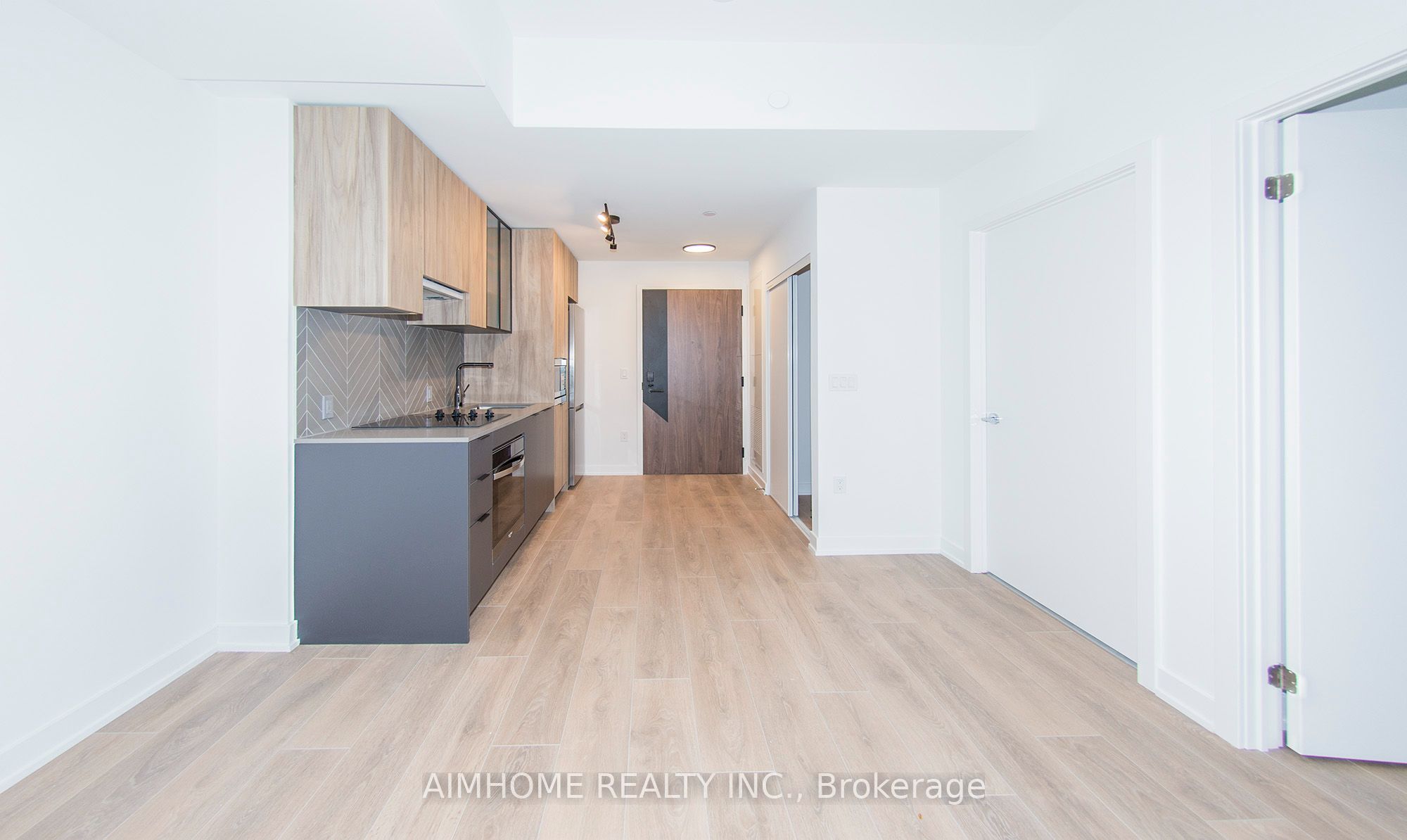 1037 The Queensway N/A 524