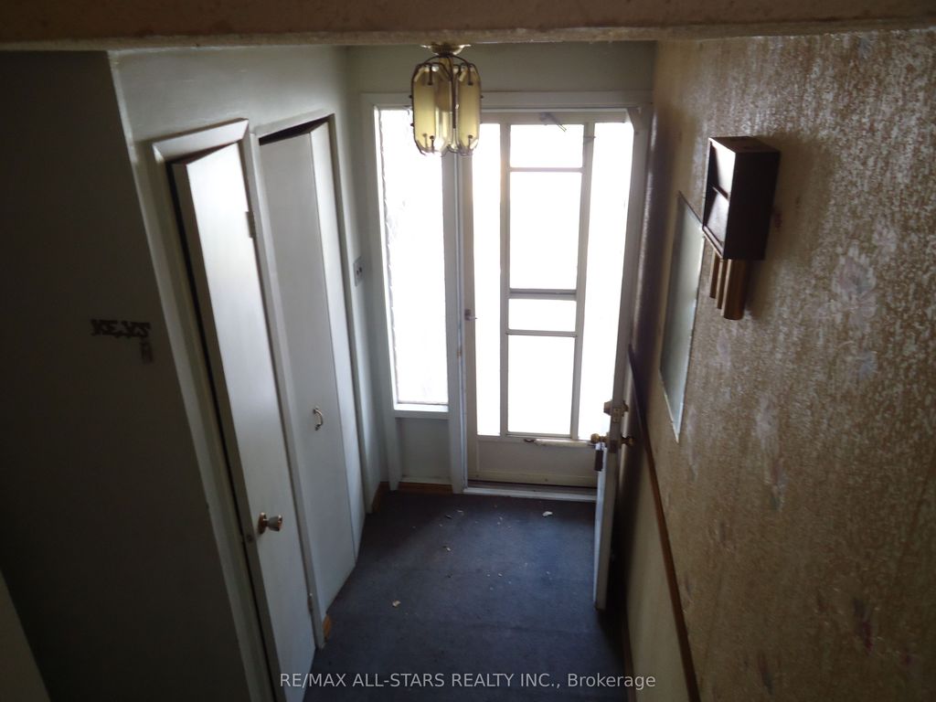 Photo of 61 Eden Park Drive, Brampton, ON L6T 3A5 (MLS # W13027602)