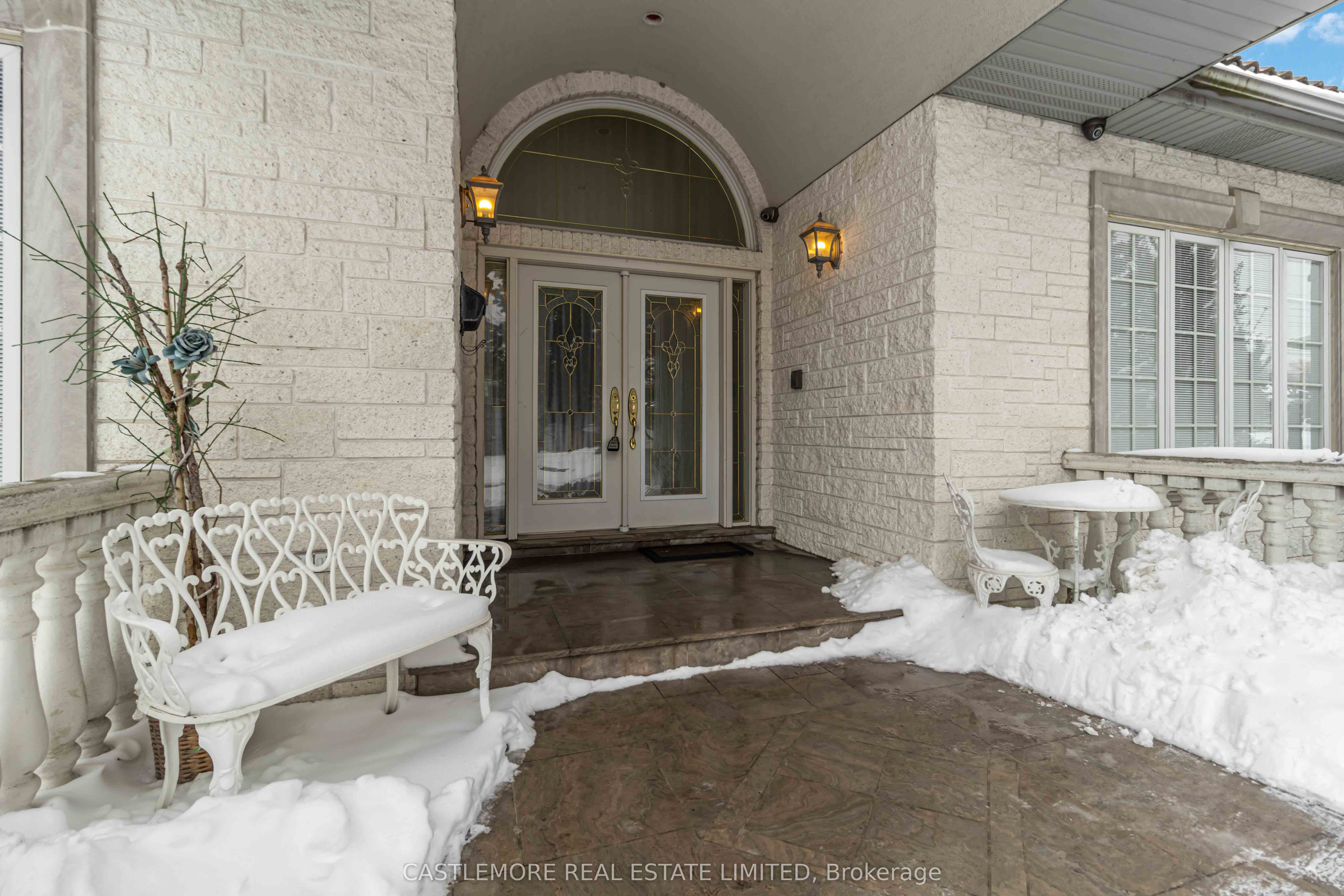 2444 hensall Street E