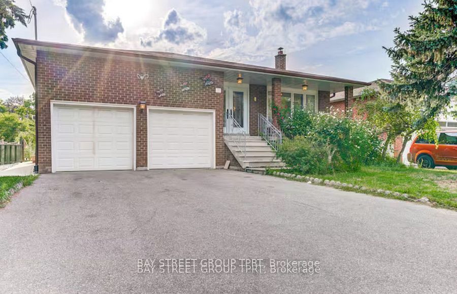 Photo 1 of 1 — 8 Kersey Crescent, Richmond Hill, ON L4C 3W3