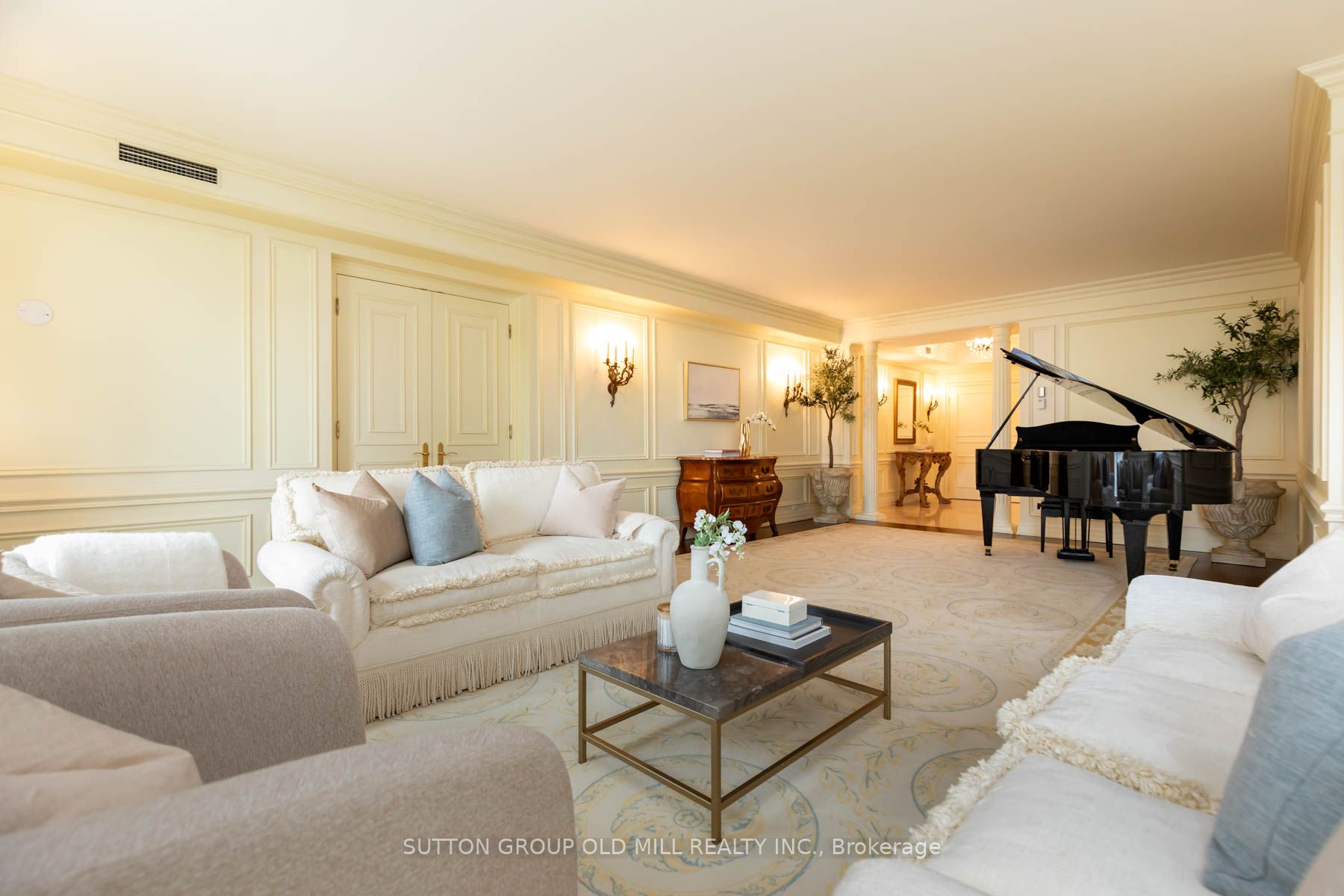 38 Avenue Road 700