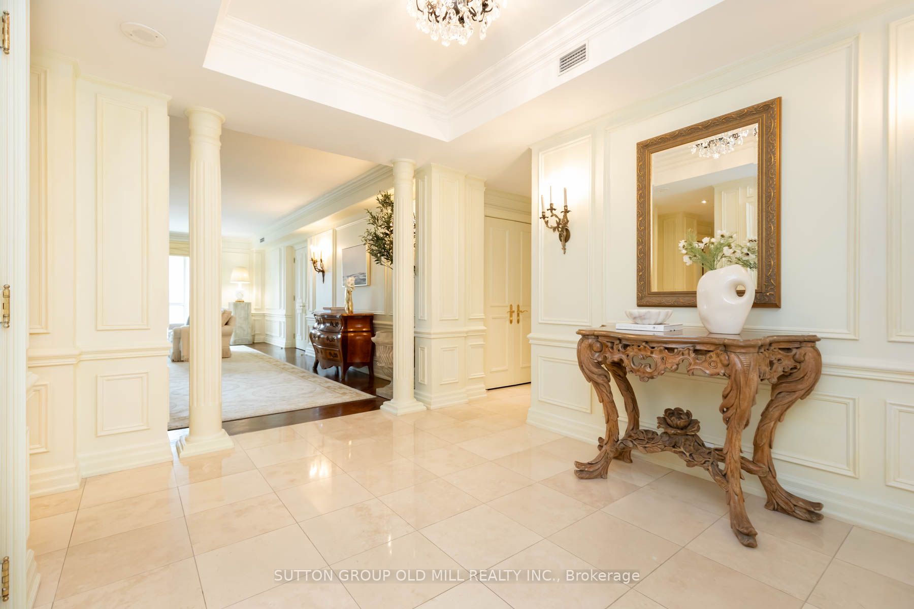 38 Avenue Road 700