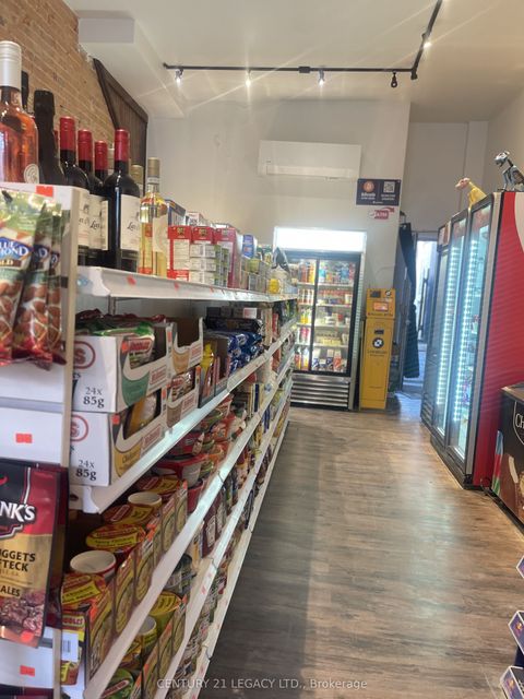 2739 Dundas Street W Toronto ON M6P 1Y1