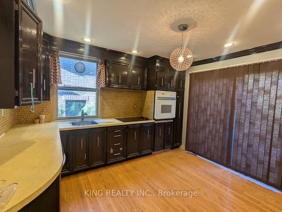 15 Roxaline Street